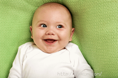 笑顔がかわいい6ヵ月の赤ちゃん